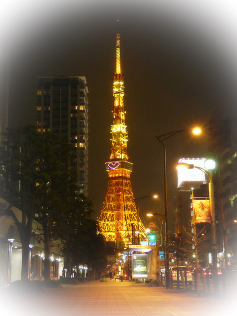 師走の夜の東京タワーと桜田通り