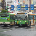 Photos: 雨の北本通り王子駅前を往来する路線バス(２)
