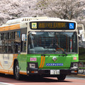 Photos: 「桜の停留所」を後にする都バス…赤羽橋駅前