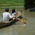 写真: 丸木舟に乗る