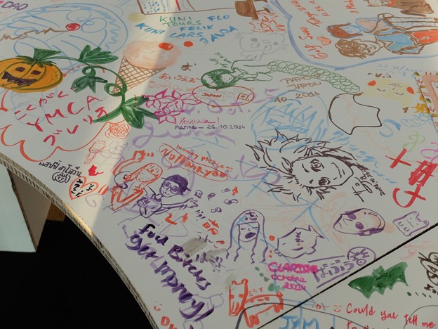 pixiv食堂のテーブルの落書き