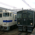 写真: ４７形気動車 と ８１７系電車