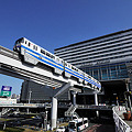 写真: 小倉モノレール と 小倉駅