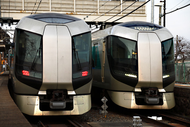 写真: 1129列車と1140列車