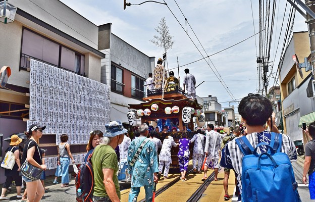 写真: 祭りの電車道