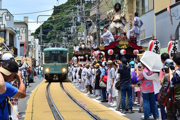 祭り一色の電車道