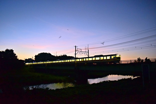写真: 晩夏の上り一番列車