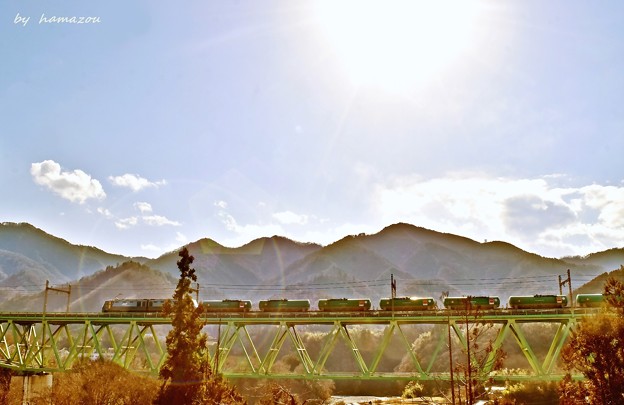 写真: 陽光に染まる鉄橋