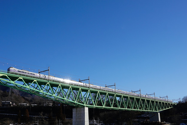 写真: 朝日を浴びて輝くE351系スーパーあずさ＠新桂川橋梁