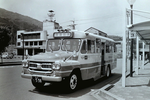 写真: 四国交通のボンネットバス