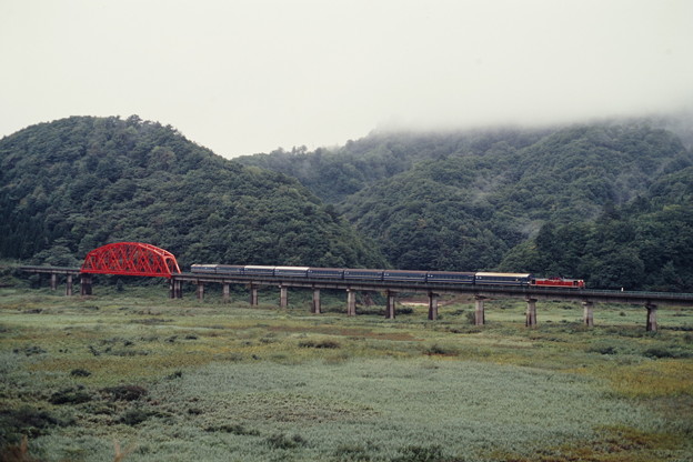 写真: 錦秋湖を渡る臨時急行「おが」