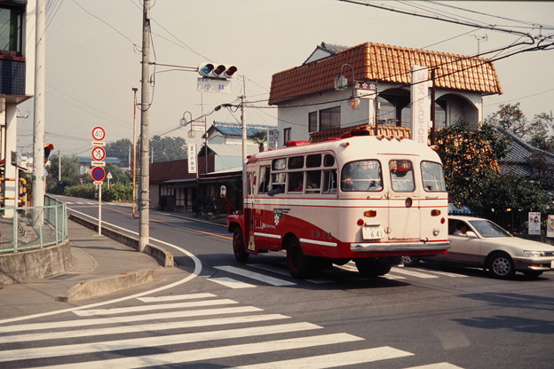 写真: 交差点を通過する元山形交通のボンネットバス