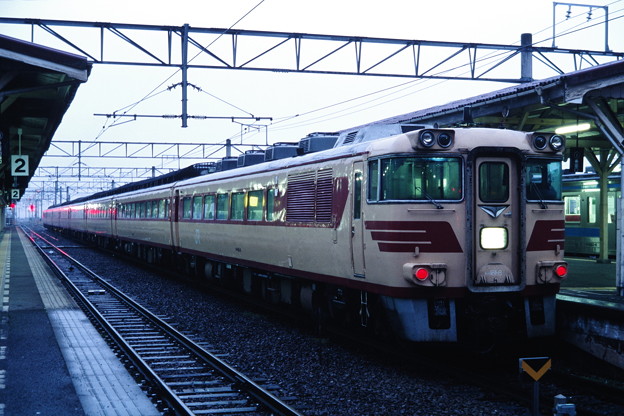 写真: 琴平駅にて発車を待つキハ181系団体臨時列車