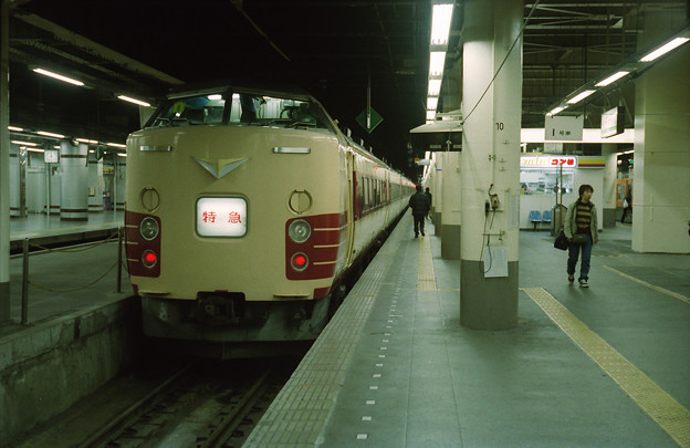 写真: 上野駅14番線で発車を待つ「リゾート草津１号」