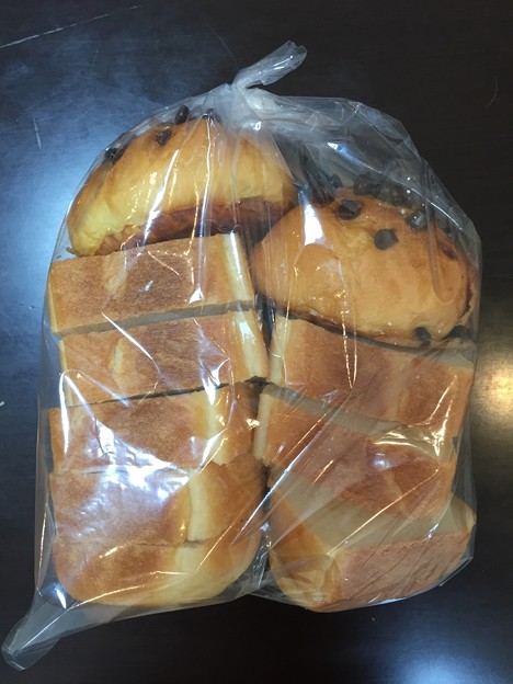 写真: 作業所で作ったパン