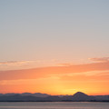 写真: 琵琶湖の朝焼け