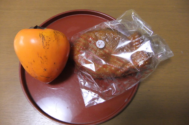 写真: 頂いた大きな柿とあんこ入りのパイ生地のパン