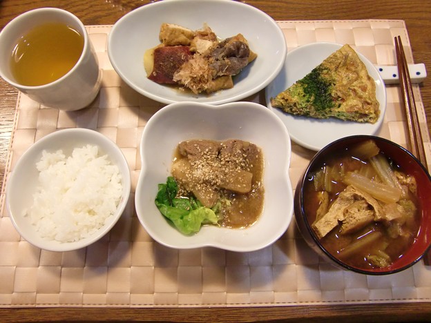 写真: 牛肉の韓国風煮物＆和風の煮物＆卵焼きの定食♪