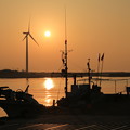 写真: 夕陽の漁船