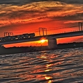 写真: 多摩川と夕日と