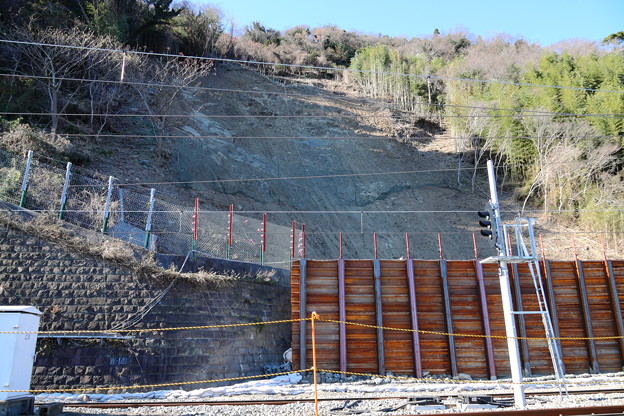 写真: 東海道本線 由比-興津間の土砂崩落現場