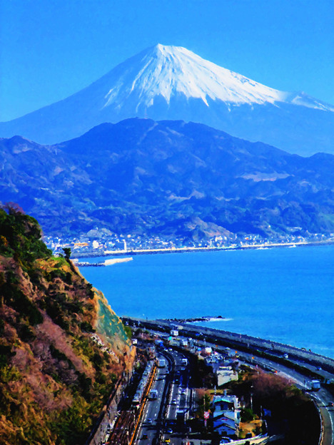 写真: 薩埵峠から見る東海道本線と富士山
