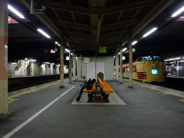 写真: 深夜の高崎駅