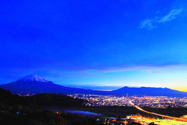 写真: 夜明け前の富士山 １月２日
