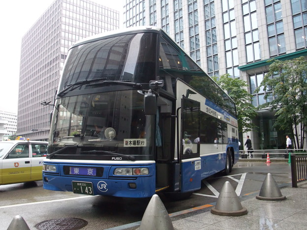 東京駅に到着した高速バス「スサノオ」