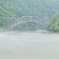 写真: 川霧の穏流を渡る鉄の路