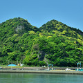 写真: 緑色に化粧した岩戸山