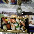 写真: 20161119_日本酒とスーパーのパック寿司_1600