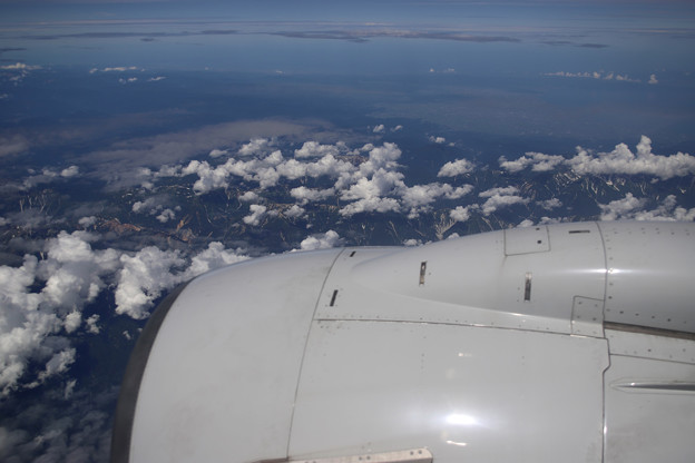 写真: 朝の北海道上空から
