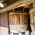 写真: ヤマヒサ醤油　杉樽