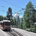 写真: 登山電車とマッターホルン
