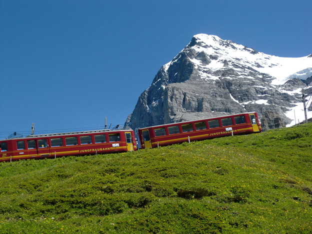 写真: アイガーと登山電車