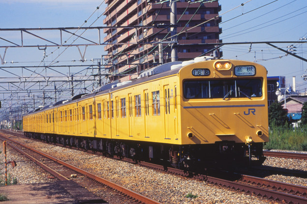 写真: 【03】関西にもあった、黄色い「国電」。