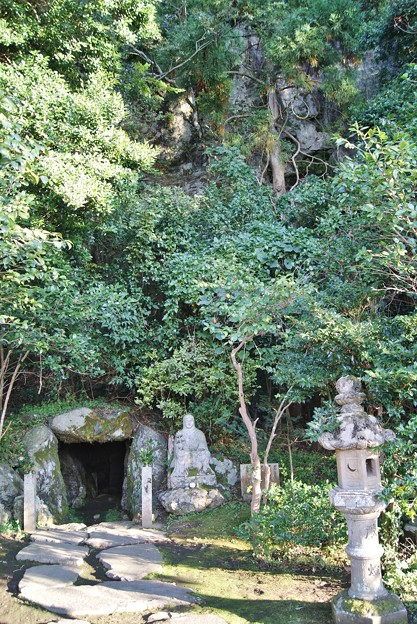 写真: 八百比姫洞窟．空印寺