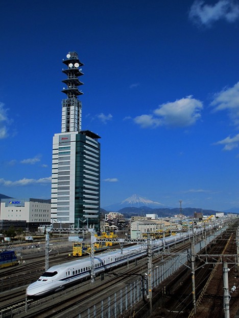写真: 新幹線と富士山　2012年1月29日　東静岡駅よりの眺望
