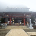 写真: 霧の大山阿夫利神社