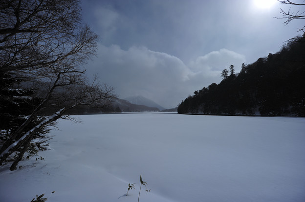 写真: 湯ノ湖の雪景色