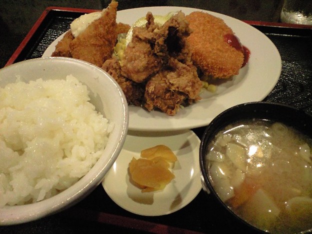 写真: 神田の居酒屋のフライ定食