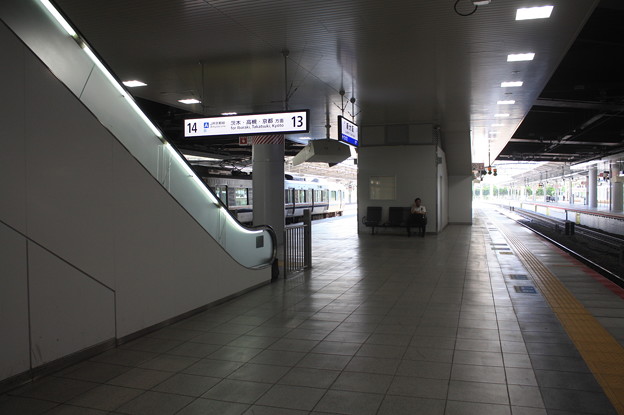 写真: JR　新大阪駅13番線・14番線ホーム