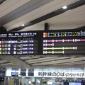 写真: JR　新大阪駅　発車案内表示器