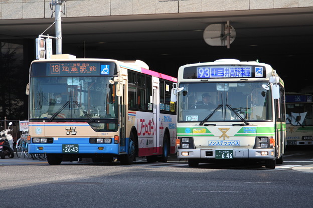 写真: 大阪駅高速バスターミナルで発車を待つ阪急バスと大阪市営バス
