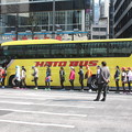 はとバスに乗る東京マラソンの選手たち