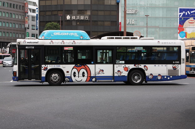 写真: 横浜市営バス　4-1589号車
