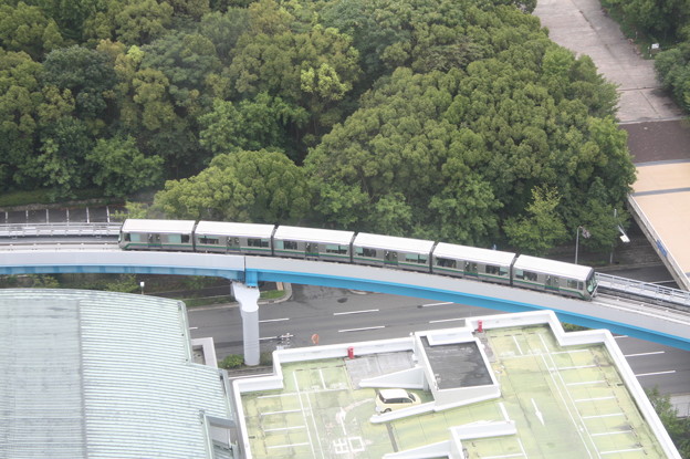 写真: 神戸のビジネスホテルのスカイレストランから撮るポートライナー