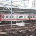 写真: 横浜駅を発車する京急新1000形