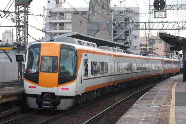 写真: 近鉄22000系　ACE　新塗装　特急 大阪上本町 行